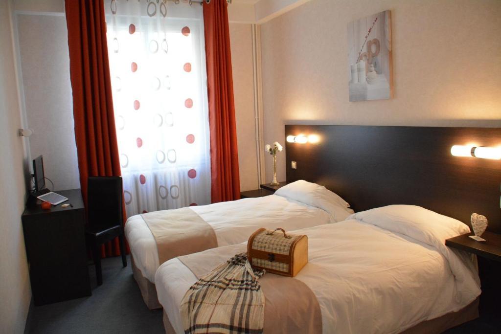 Logis Hotel Restaurant De France Saint-Geniez-dʼOlt Rum bild